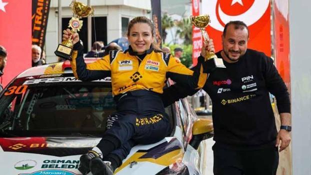 Türkiye'nin ilk engelli kadın pilotu Kübra Denizci Keskin'den podyumda çifte başarı