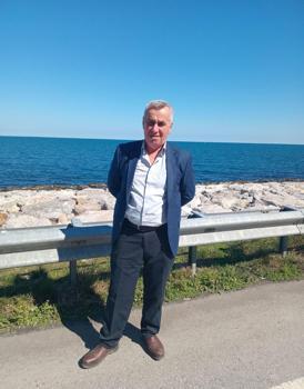 Kestiği ağacın altında kalıp, yaralandı