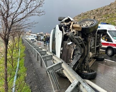 Mardin’de bariyerlere çarpan minibüsün şoförü yaralandı