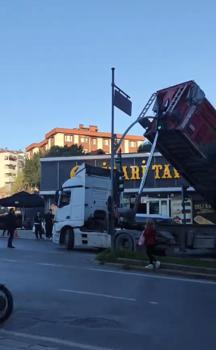 Pendik'te caddede yük boşaltan hafriyat kamyonunun dorsesi trafik ışıklarına çarptı