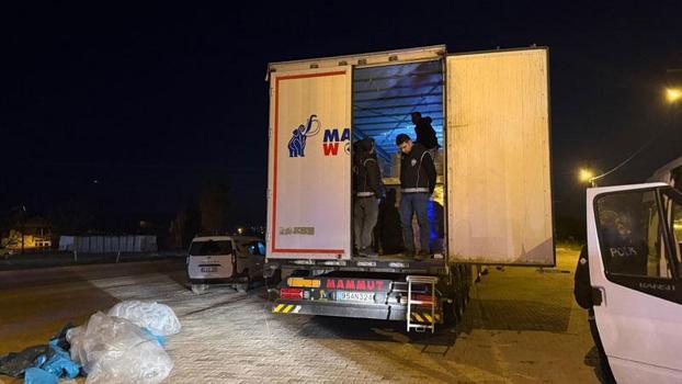 Durdurulan TIR’da 18 kaçak göçmen yakalandı