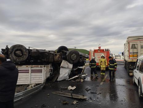 Diyarbakır’da briket yüklü TIR devrildi