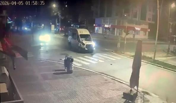 Ambulansla minibüs çarpıştı: 2 yaralı