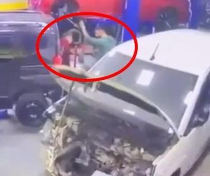 Telefonuna baktığını iddia ettiği çırağını darbetti; o anlar kamerada