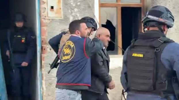 2 evi ateşe verdi, gelen jandarma ekiplerine saatlerce direndi