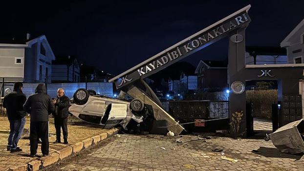 Takla atan otomobil, sitenin girişindeki beton bloğa çarptı: 1 yaralı