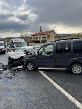 Nevşehir'de hafif ticari araç ile otomobil çarpıştı: 5 yaralı