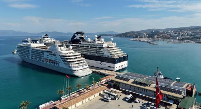 Kuşadası'na 2 kruvaziyerle denizden 2 bin 723 turist geldi