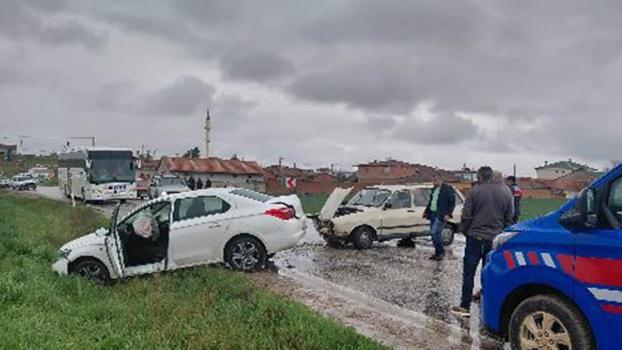 Çorum'da iki otomobil kafa kafaya çarpıştı: 3 yaralı