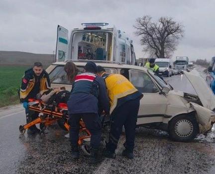Çorum'da iki otomobil kafa kafaya çarpıştı: 3 yaralı