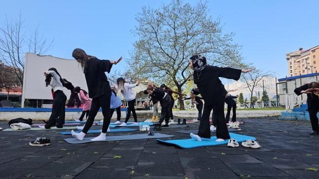 Egzersizin önemine dikkat çekmek için meydanda pilates ve yoga yaptılar