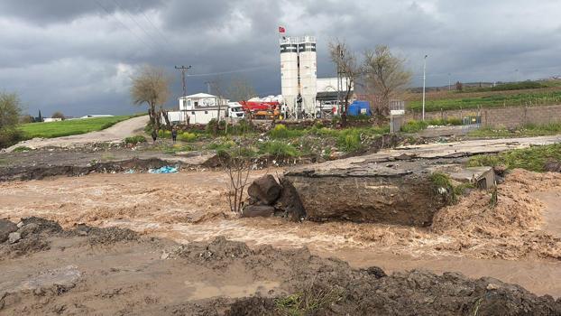 Kadirli'de 2 kişinin öldüğü sel felaketinin izleri siliniyor (2)