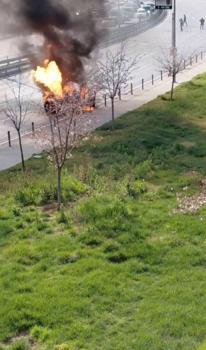 Zeytinburnu'nda otomobil alev alev yandı; özel harekat polisleri yolu kapattı