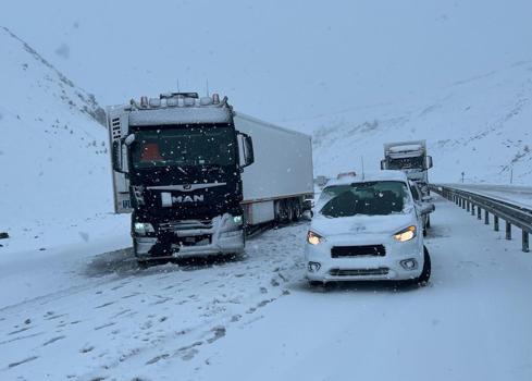Erzincan- Sivas kara yolu Sakaltutan Geçidi’nde ulaşıma kar engeli