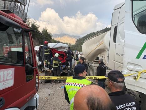 Antalya'da TIR ile minibüs çarpıştı: 7 ölü, 7 yaralı  (1)