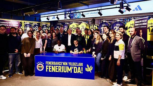 Fenerbahçeli N'Golo Kante ve Levent Mercan imza gününde taraftarlarla buluştu