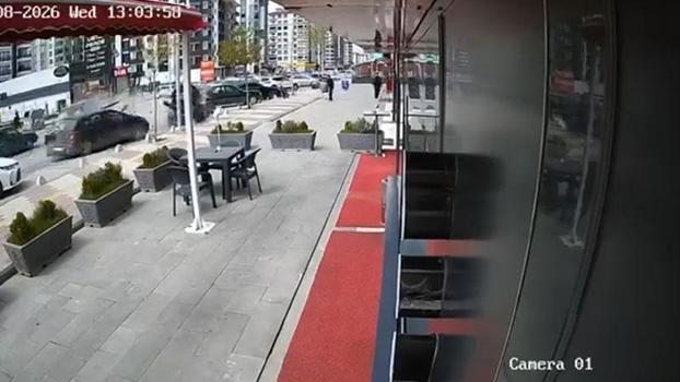 Otomobil park halindeki araçlara çarptı; kaza anı kamerada