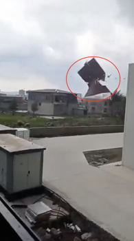 Kuvvetli rüzgar evin çatısını uçurdu; o anlar kamerada