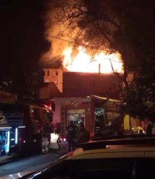 Kartal’da 3 katlı binanın çatısı alev alev yandı; 2 kişi dumandan etkilendi
