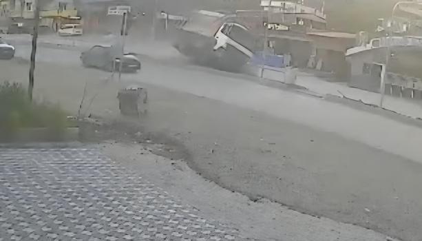 Hafriyat kamyonunun devrildiği kaza güvenlik kamerasına yansıdı