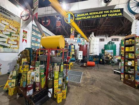 Bir bölümünü müzeye dönüştürdüğü 97 yıllık fabrikada, eski makineleri sergiliyor