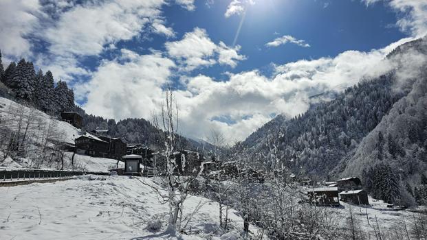 Ayder Yaylası'na nisanda kar yağdı