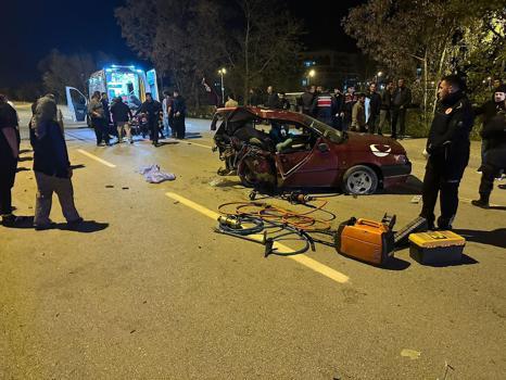 Antalya'da otomobiller çarpıştı: 1 ölü, 5 yaralı