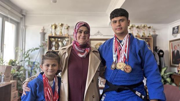 Annelerinin antrenmana götürmek için ehliyet aldığı judocu kardeşler, şampiyon oldu