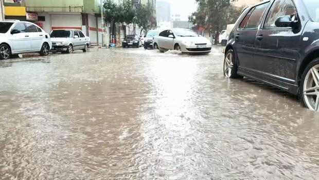 Kızıltepe’de sağanak; yollar göle döndü