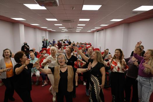Muğla'da Yaşam Evi sakinlerine müzik ve danslı eğlence