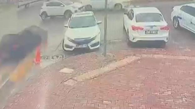 Şanlıurfa’da iki otomobilin çarpıştığı kaza kamerada; 3 yaralı