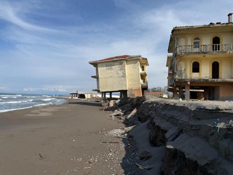 6 yıl önce tahliye edilen villalardan biri yan yattı
