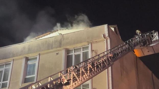 Küçükçekmece'de 5 katlı otelin teras katında yangın; 2 kişi dumandan etkilendi