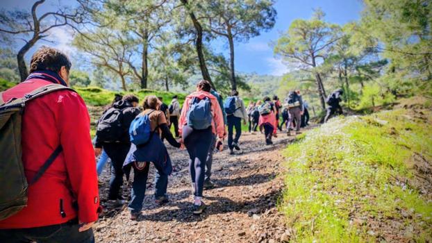 Efes Mimas Yolu'nda bahar yürüyüşü