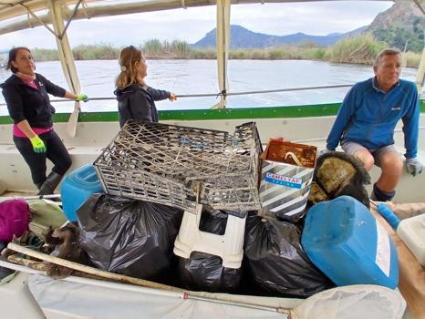 13 yıldır Dalyan Kanalı ve çevresini temizliyorlar