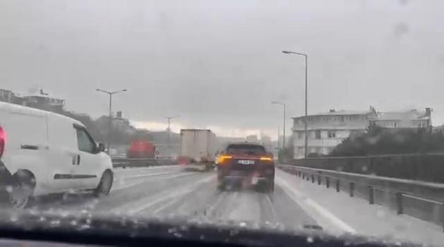 İstanbul’da dolu etkili oldu; yollar beyaza büründü