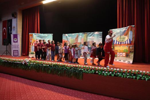 Toroslar’da çocuklara ‘teknoloji bağımlılığı’ tiyatroyla anlatıldı
