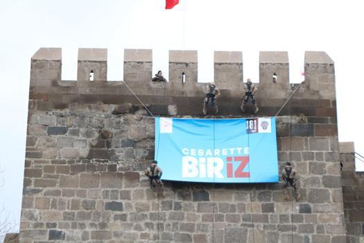Polis Teşkilatı'nın 181’inci yılında özel harekattan Kayseri Kalesi’nde halatlı iniş gösterisi