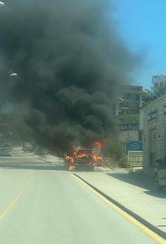 Datça'da park halindeki hafif ticari araç çıkan yangında kullanılmaz hale geldi