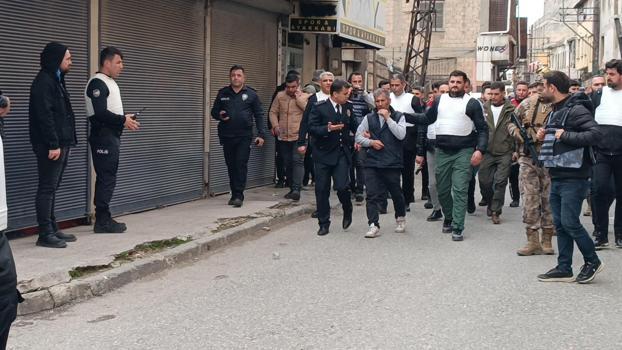 Polisleri görünce 5 kişiyi rehin alan cezaevi firarisi, ikna edilip gözaltına alındı