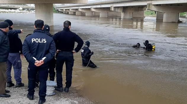 Dereden geçerken aracı suya gömülen sürücü öldü