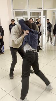 Üniversitede öğrenci gruplarının kavga ihbarına giden polise sürpriz kutlama