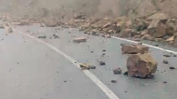 Tokat’ta yağış sonrası kaya parçaları yola yuvarlandı