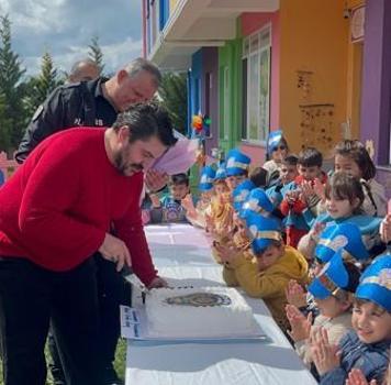 Anaokulu öğrencilerinden şüpheli şahıs ihbarına gelen polislere pastalı sürpriz