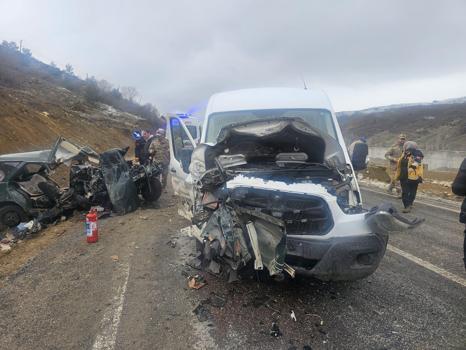 Öğretmenleri taşıyan servis minibüsü ile otomobil çarpıştı: 1 ölü, 9 yaralı