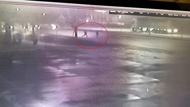 Yola düşen telefonunu almak isterken otomobilin çarptı