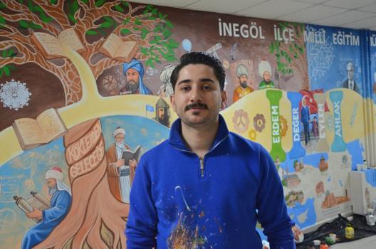 İşitme engelli öğretmen, ‘Türkiye Yüzyılı Maarif Modeli’ müfredatını duvara resmetti