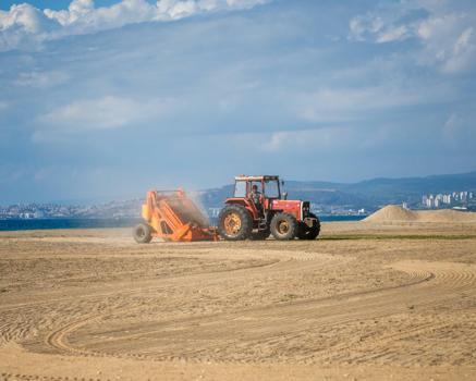 Kuşadası'nda plajlar turizm sezonuna hazırlanıyor