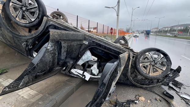 Karşı yöne geçen otomobil, başka bir araçla çarpışıp takla attı