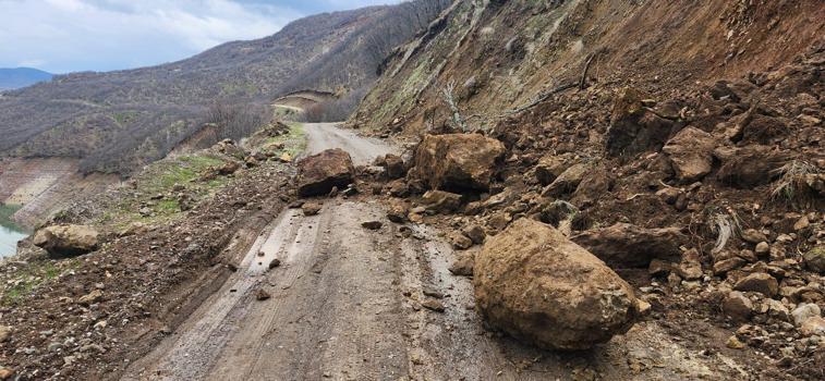 Karakoçan’da köy yolunda heyelan